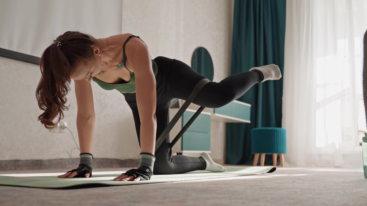 Woman practicing core stabilization on mat at home, pilatesstyle kneeling sequence focusing on spine alignment and hip control, soft daylight, focused breath and slow repetitions for posture and glute