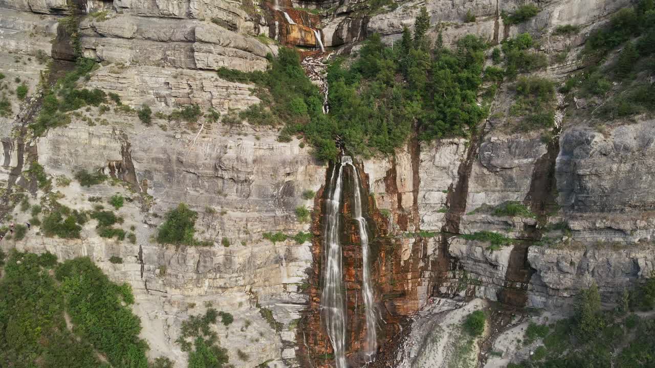 vista aérea de las cataratas del velo nupcial, cascada de doble catarata en el cañón de provo, utah