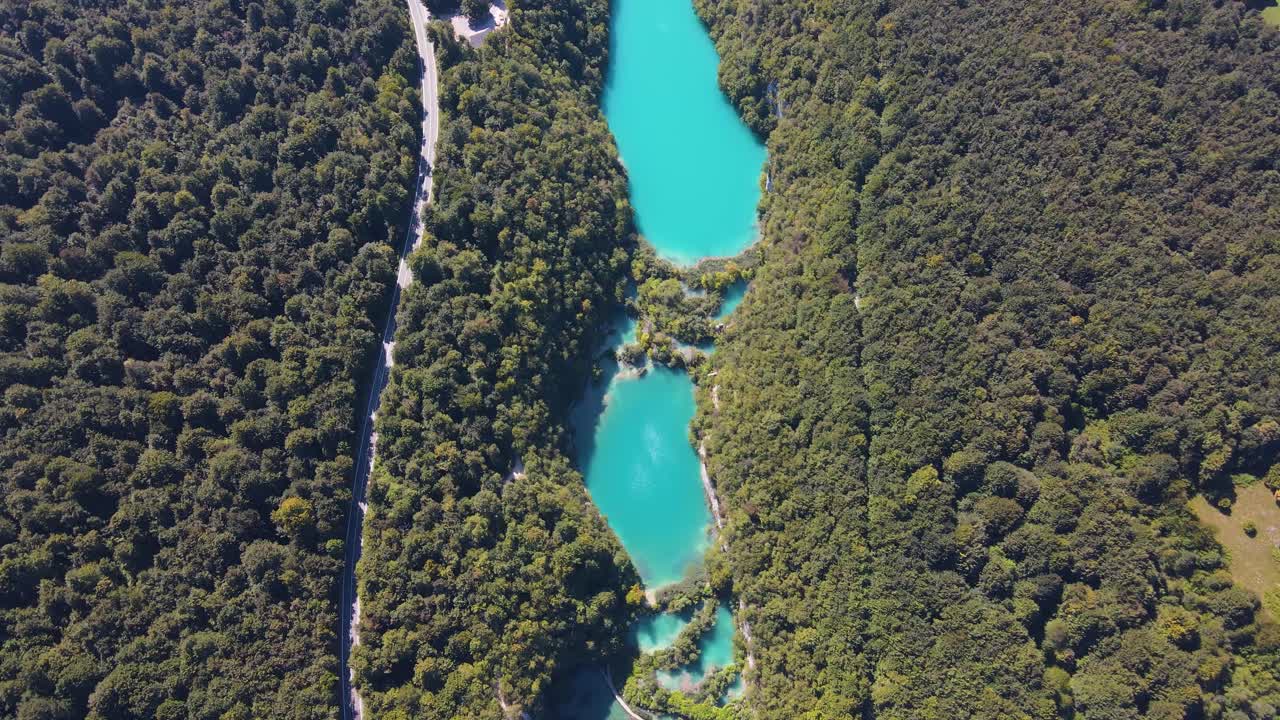 drone aéreo del parque nacional de plitvice de croacia 19.mp4