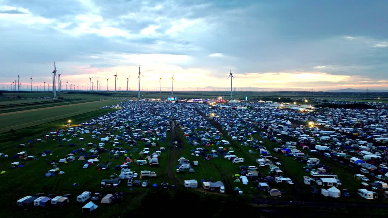 오스트리아 니 ⁇ 스도르프 에 있는 노바 록 페스티벌 중 패노니아 필드 ii 에 있는 텐트 와 캠퍼반 의 파노라마 뷰