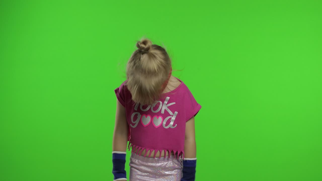 Giovane ragazza carina in abbigliamento sportivo che fa esercizi di ginnastica fitness a casa. Allenamento per bambini. Bambina sportiva.