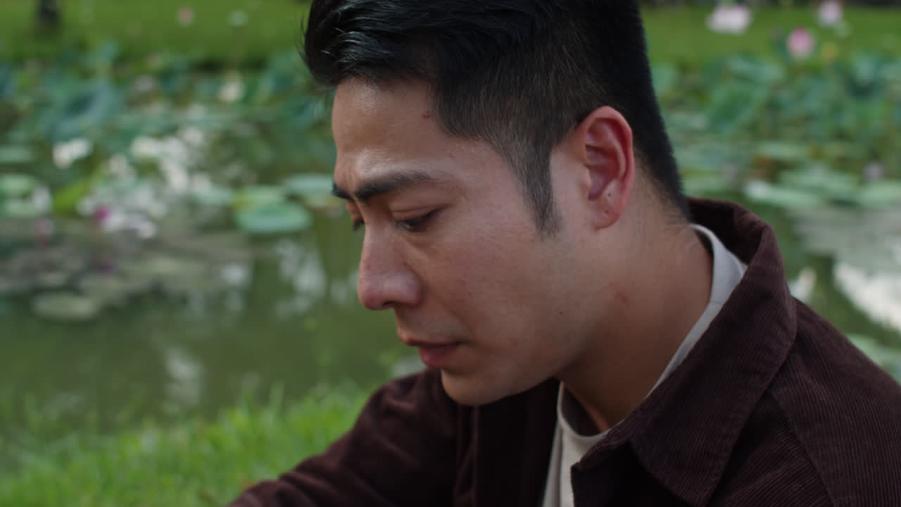 공원에서 앉아 있는 외로운 남자