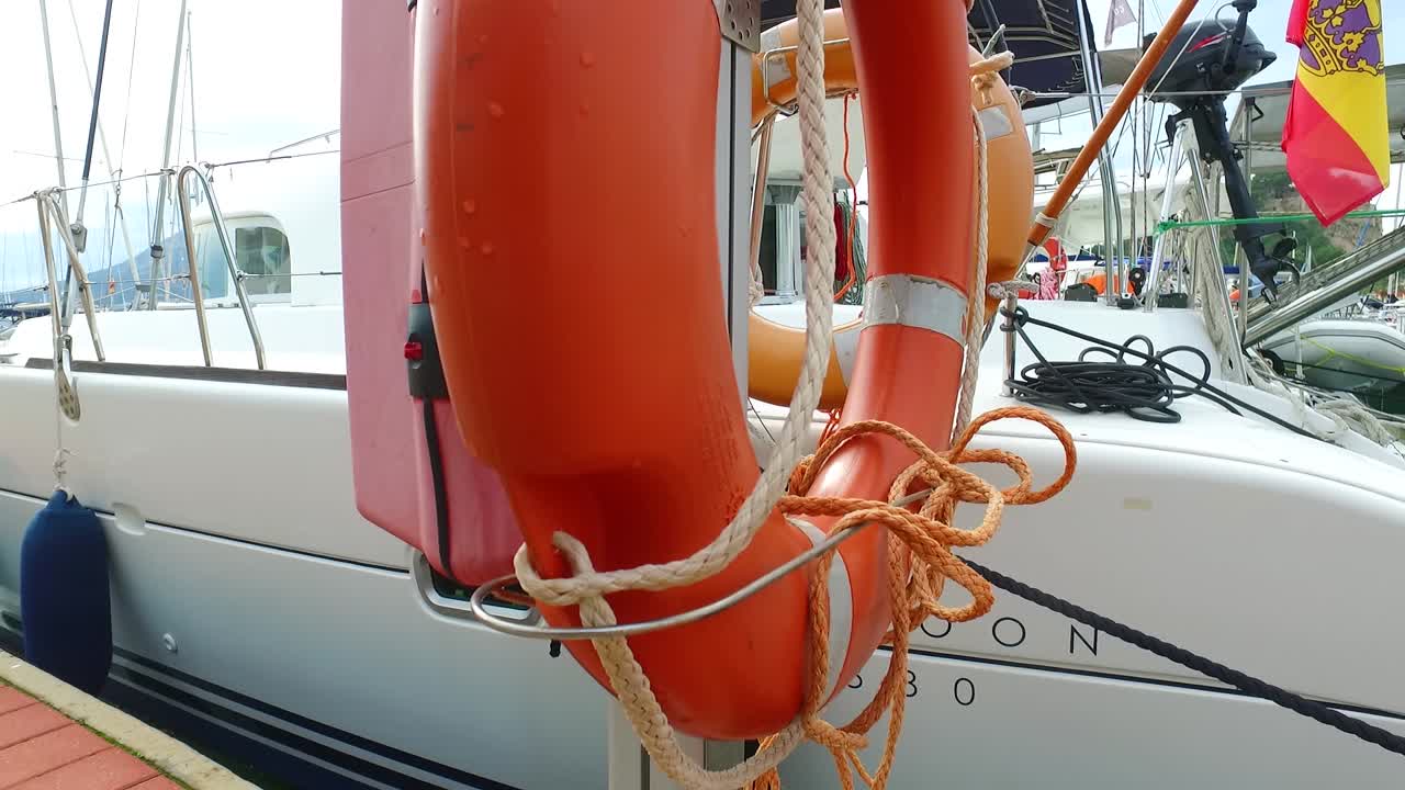 bote salvavidas unido al muelle del puerto