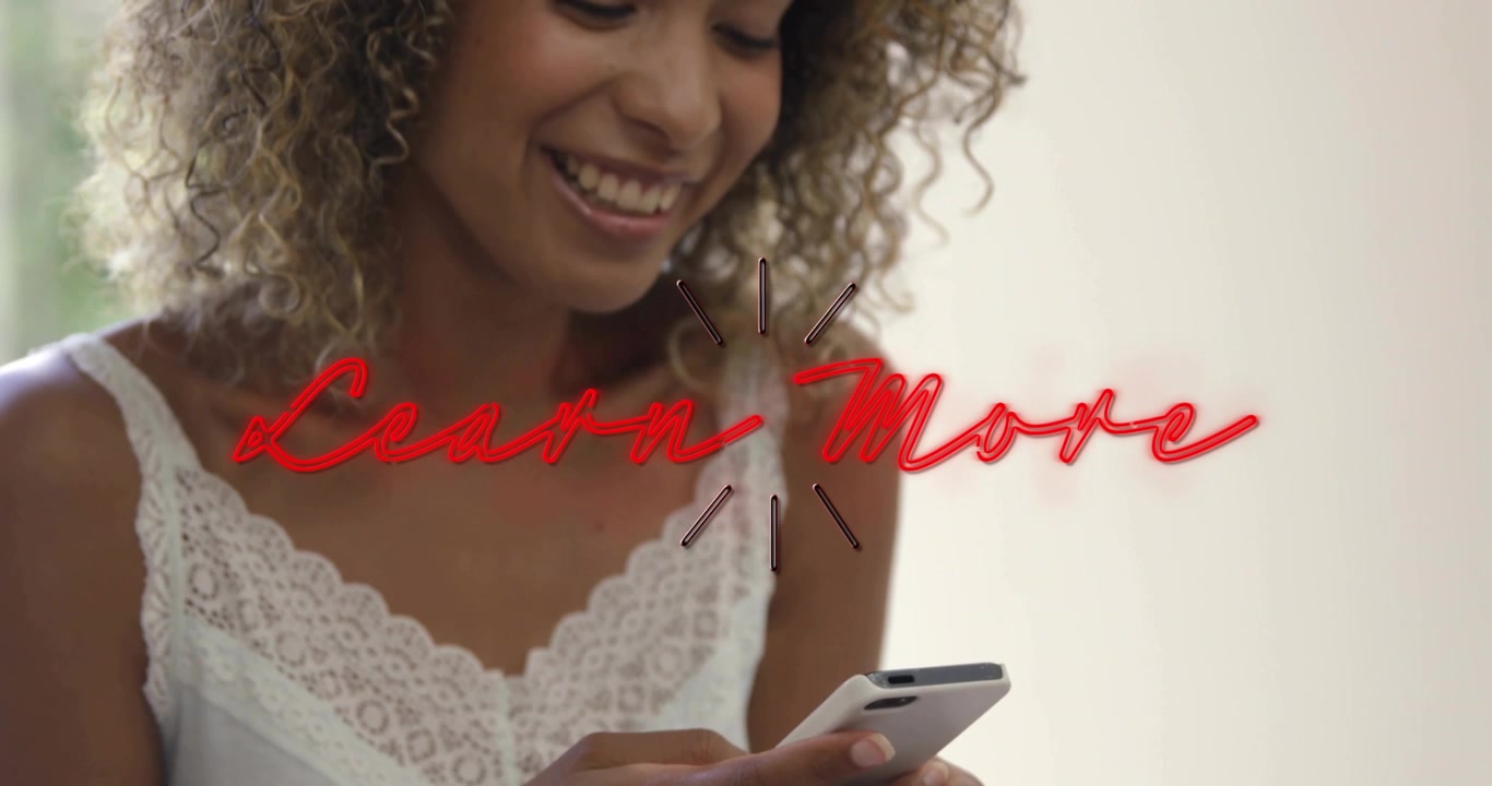 Appare il messaggio "Scopri di più", donna adulta che tocca il telefono, sorridendo mentre esplora contenuti di marketing.