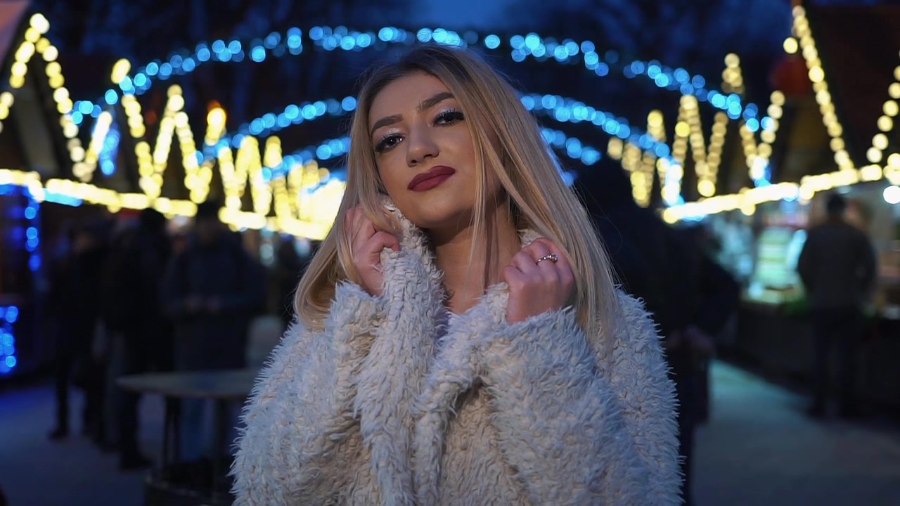 Gece Yılbaşı Pazarı'nda Tüylü Montuyla Poz Veren Genç Sarışın Kadın