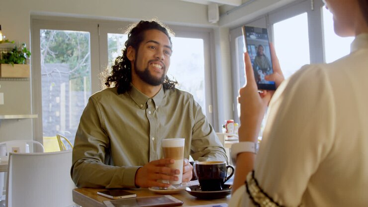 Dirigente che scatta una foto al collega con lo smartphone 4k