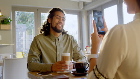 Ejecutivo-Tomando-Fotos-En-El-Teléfono-Inteligente-De-Un-Colega-4k