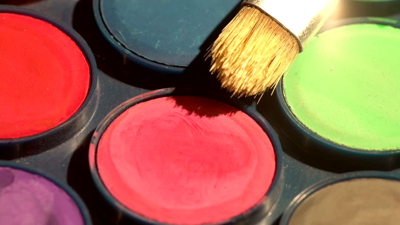 colores giratorios y un pincel