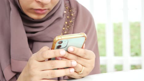 Primer-Plano-De-La-Mano-De-Una-Mujer-Sosteniendo-Un-Teléfono-Inteligente