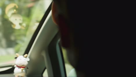 pareja conduciendo y hablando dentro del coche durante su viaje por carretera