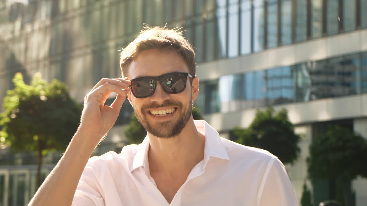 도시에서 선글라스를 입은 남자