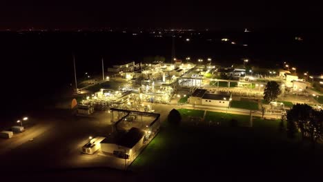 Una-Observación-De-La-Instalación-De-Quema-De-Gas-Durante-La-Noche---Drone-Volando-Hacia-Adelante