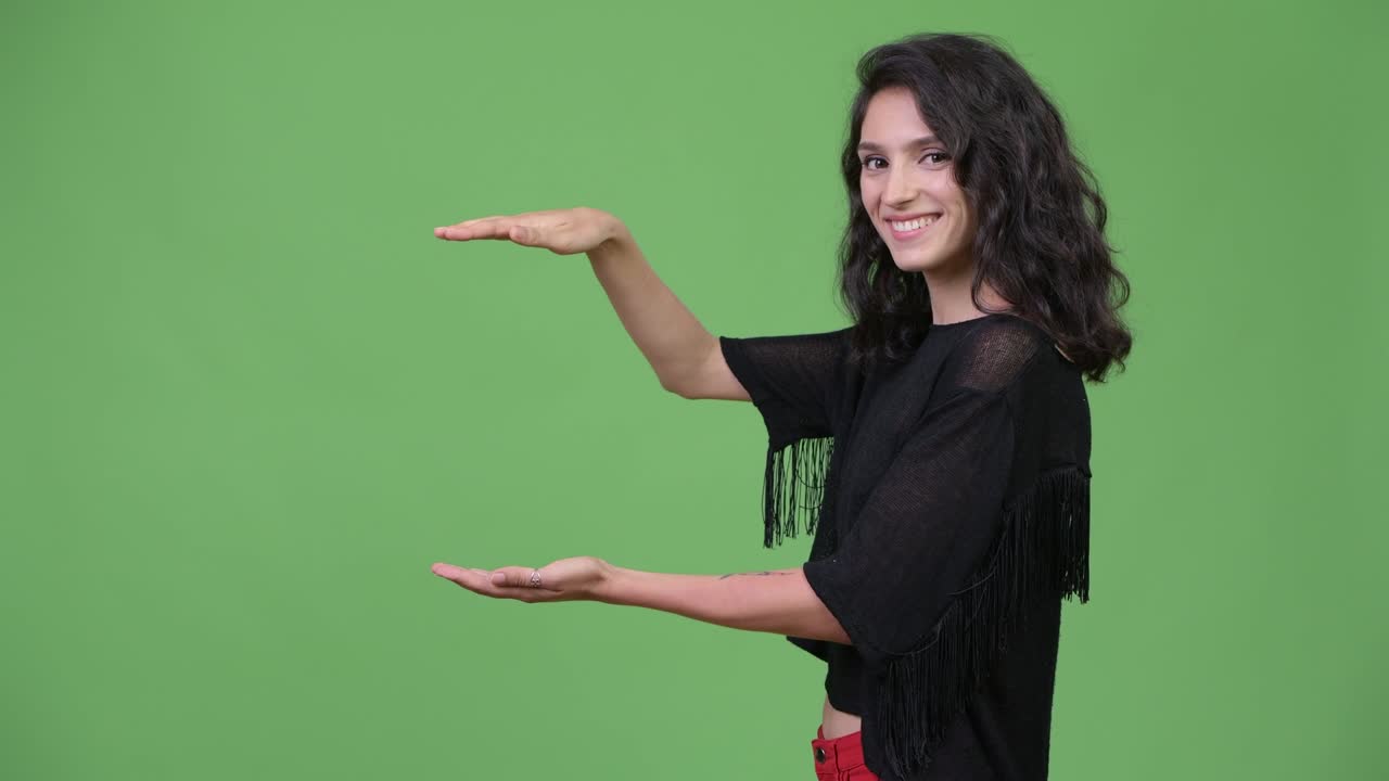 mujer hermosa joven mostrando algo