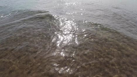 Filmischer-Schwenk-Nach-Oben,-Um-Die-Meereslandschaft-Aus-Der-Sicht-Auf-Den-Strand-Freizugeben