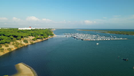 Drohne-Fliegt-über-Den-Stone-River-In-Richtung-Puerto-Marina-El-Rompido