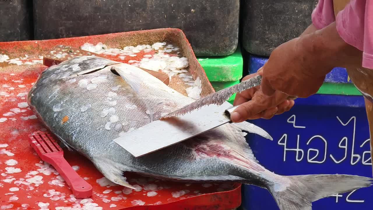 preparación de pescado fresco en un mercado de pescado