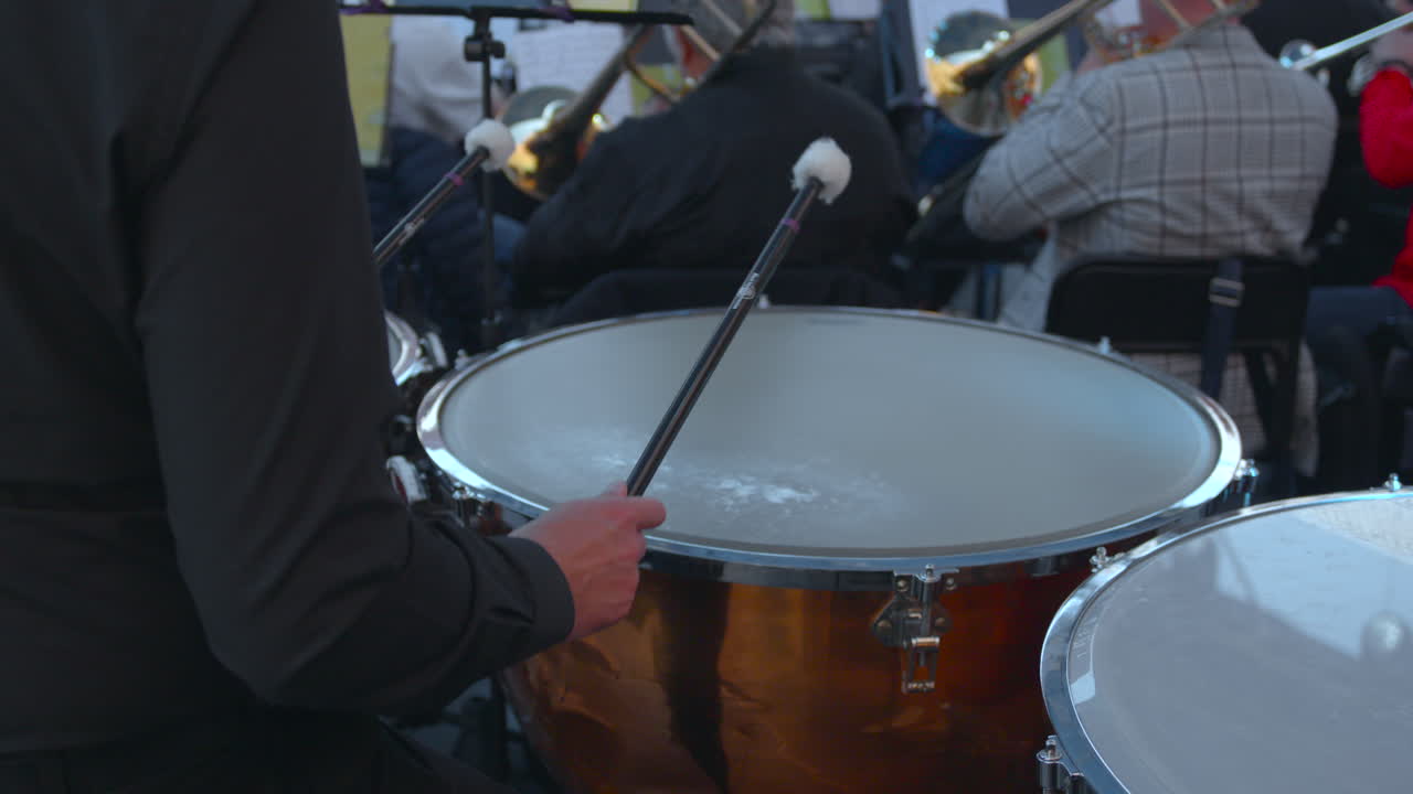 Musicisti che suonano la grancassa e il trombone