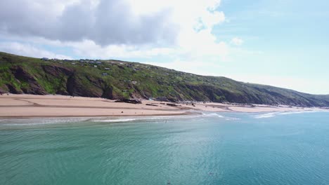 la impresionante costa de cornualles de la playa de whitsand a lo largo de los acantilados en cornualles capturada en un día de verano desde un drone aéreo