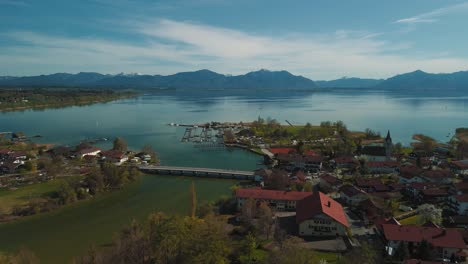 Seebruck-En-El-Lago-Chiemsee-En-Baviera,-Alemania-Con-El-Puente-Sobre-El-Río-Alz