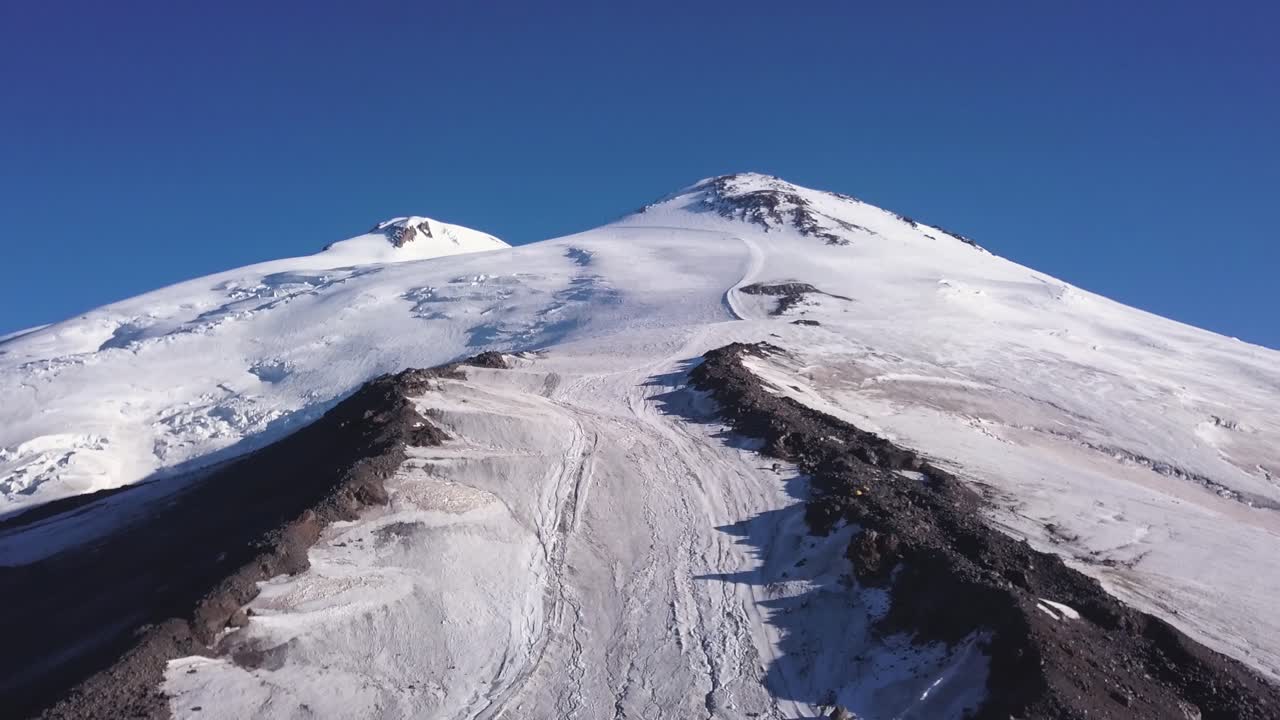 cumbre de la montaña elbrus - vista aérea