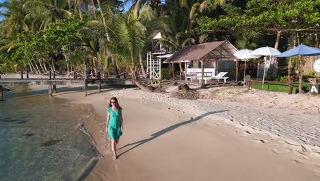 Niña-Caminando-Descalza-Con-Vestido-Verde-A-Lo-Largo-De-La-Playa-Gran-Vista-Aérea-Vuelo-En-La-Playa-Isla-Ko-Kut-Tailandia-Laguna-De-La-Bahía-Ao-Noi