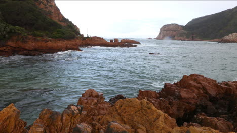 Ein-Wunderschöner-Sommertag-Mit-Blick-Auf-Die-Knysna-Heads-Von-Einem-Aussichtspunkt-Auf-Den-Indischen-Ozean,-Coney-Glen-Und-Die-Mündung