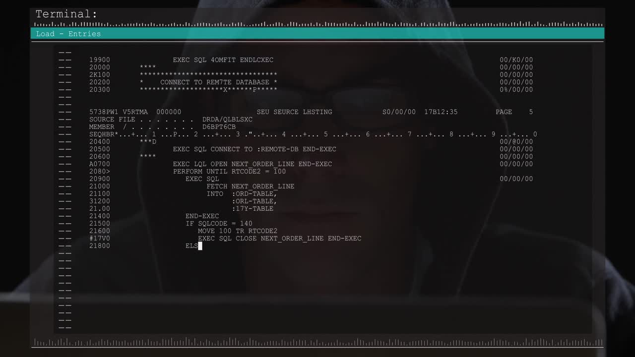 컴퓨터를 사용하는 남성 해커를 통해 컴퓨터 화면에서 데이터 처리의 애니메이션