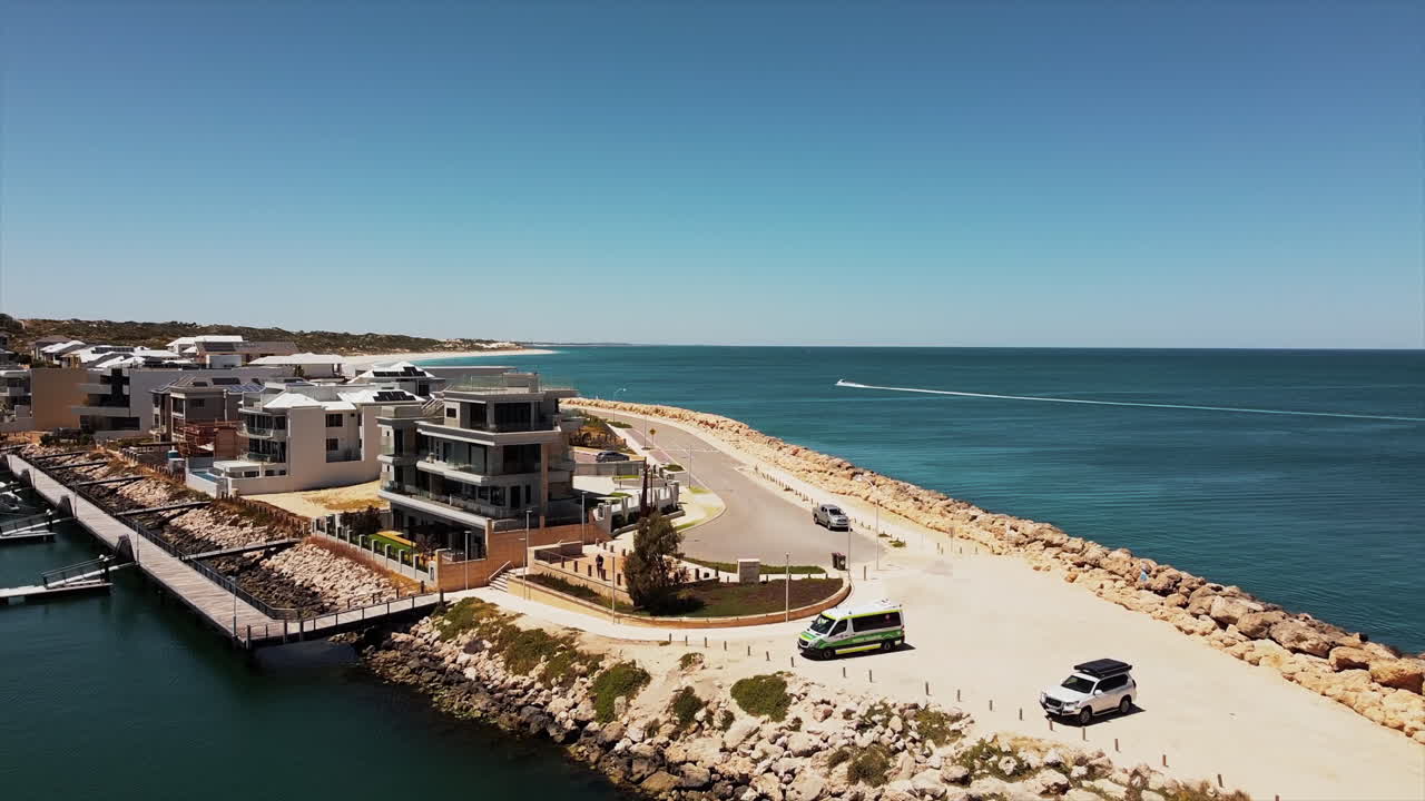 항구 근처의 해안선 인근을 비행하는 탑 뷰 드론