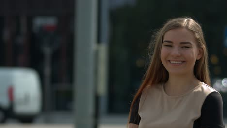 Retrato-De-Una-Bella-Mujer-Sonriente-En-El-Centro-De-Una-Gran-Ciudad