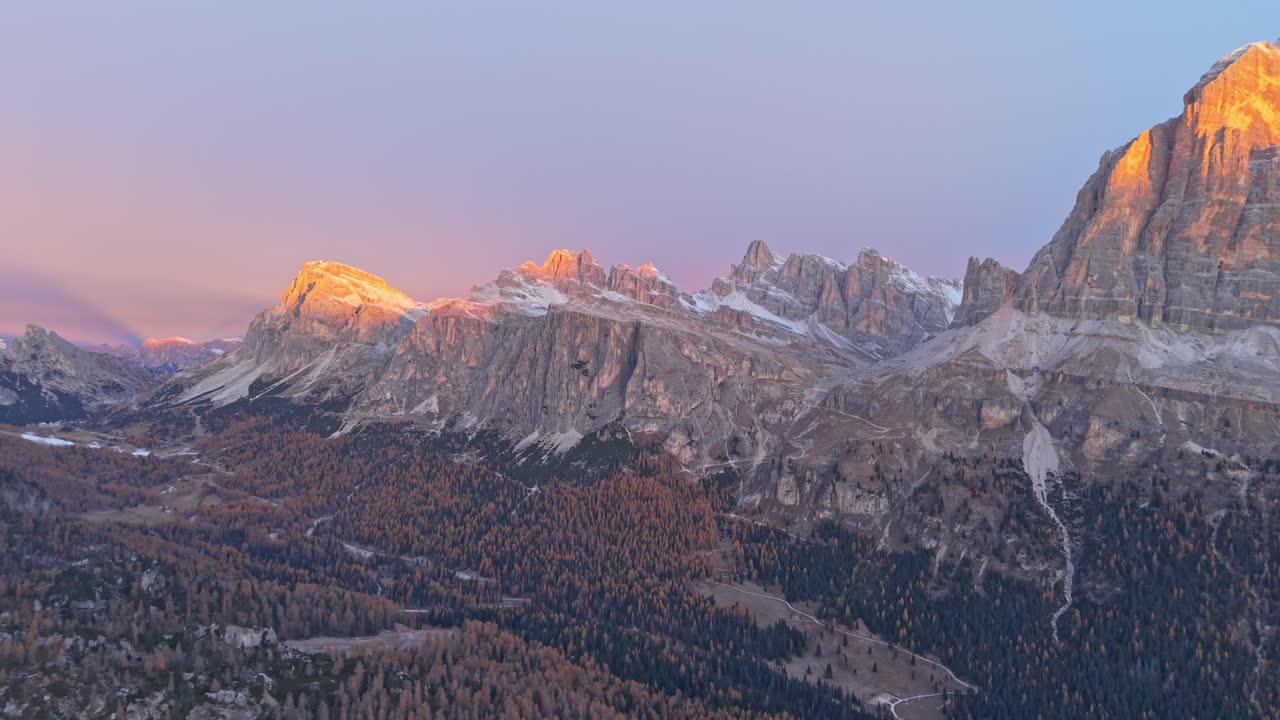 Droneoptagelse ved solopgang af gyldne bjergtoppe i Dolomitterne, Italien