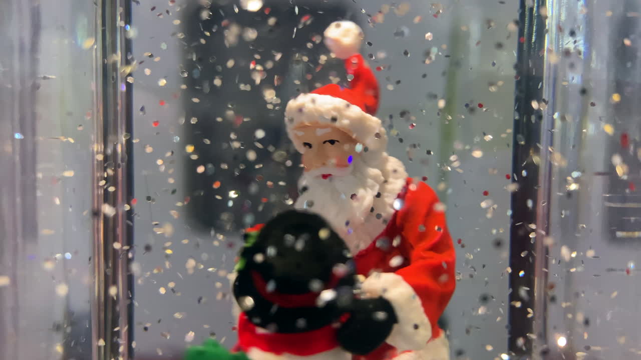 santa claus y un hombre de nieve bailando decoración de globo de nieve de navidad