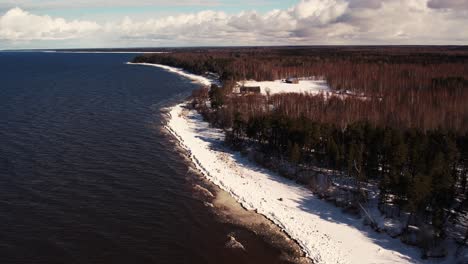 Drohnenflug-über-Das-Meer-Im-Winter-Gefrorene-Felsen-An-Der-Küste