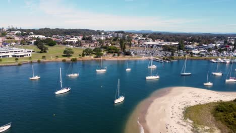 Toma-Aérea-De-Drones-Del-Puerto-Del-Río-Hastings-Muelles-De-Yates-Macquarie-Barcos-Ribereños-Nsw-Costa-Norte-Media-Océano-Pacífico-Australia-4k