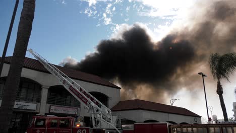 Espeso-Humo-Negro-Saliendo-Del-Fuego