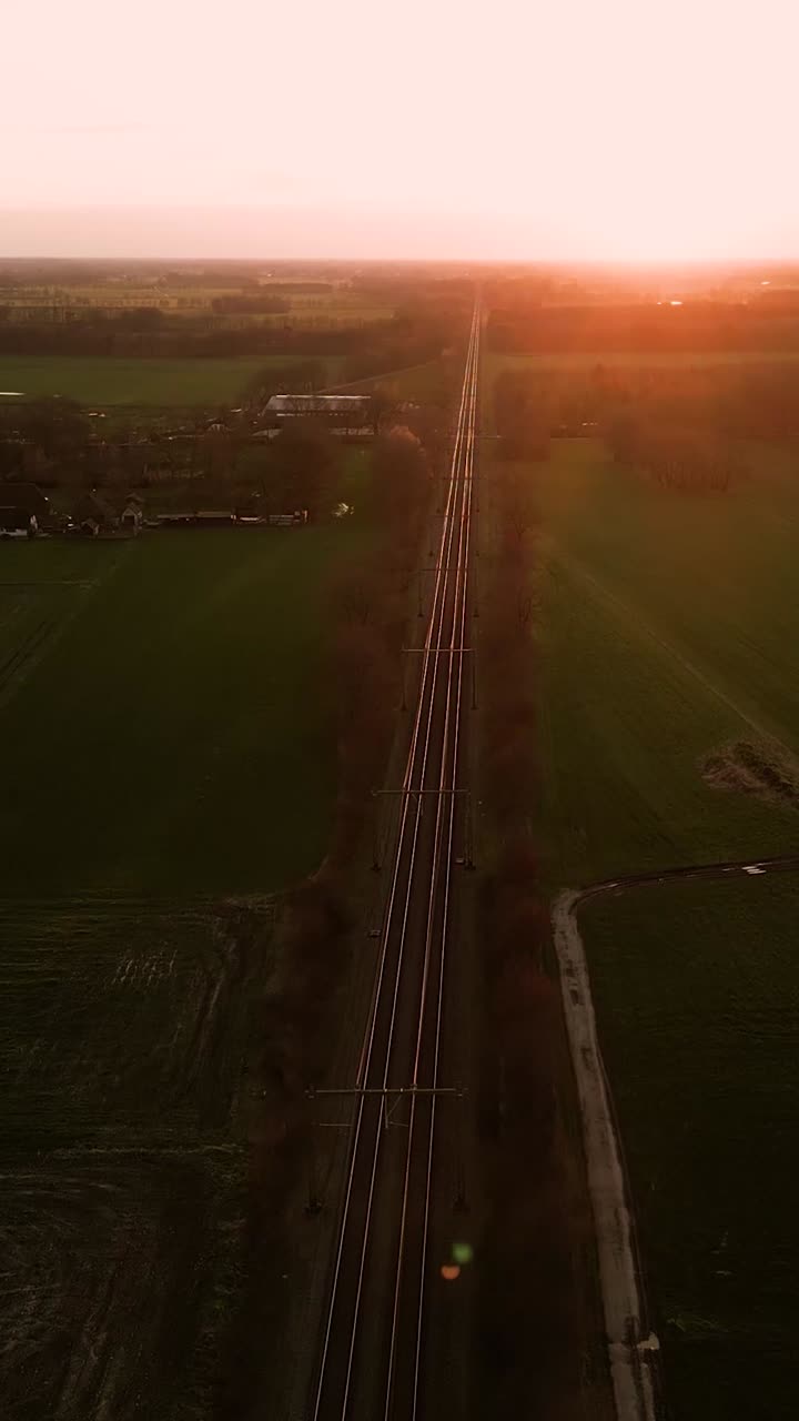 시골 풍경 위 에 해 가 지는 순간 에 열차 트랙