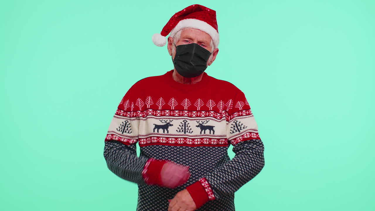 크리스마스 할아버지는 얼굴 마스크를 착용하여 코로나 바이러스로부터 안전하게 격리됩니다.