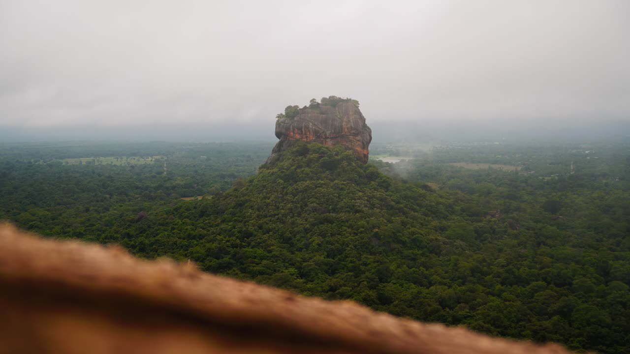 Fortezza Rocciosa Di Sigiriya Con Nuvole Basse Sopra La Giungla Vista Da Pidurangala, Sri Lanka. Time lapse