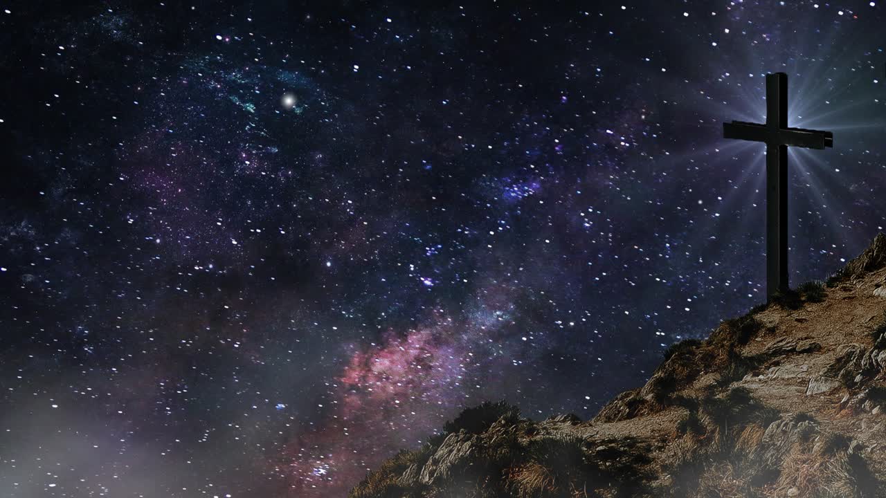 구름의 배경으로 언덕에 있는 십자가