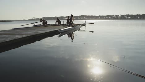 equipo de remo femenino entrenando en un río