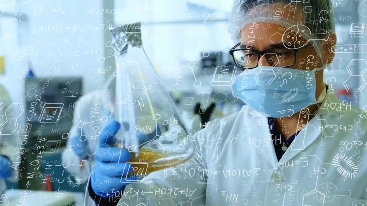 Chimico maschio che solleva un'Erlenmeyer esaminando l'ambra per un saggio, confrontando diagrammi di fiaschette di alluminio sovrapposti