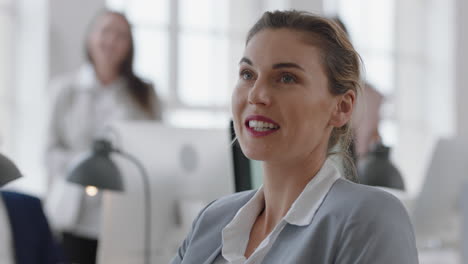 hermosa mujer de negocios sonriendo en una reunión corporativa disfrutando de la presentación