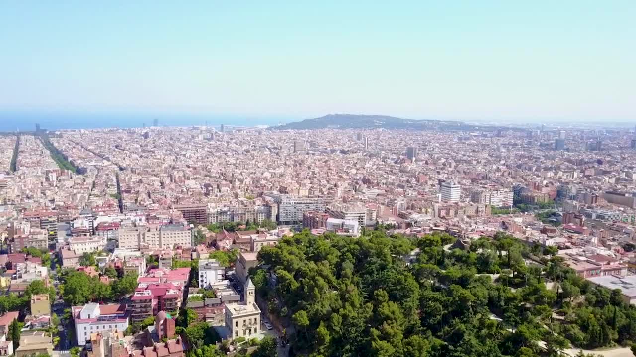 바르셀로나 시내 풍경을 바라보며 위로 날아갑니다.