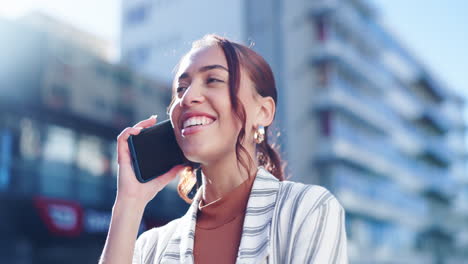 Mujer-Feliz,-Llamada-Telefónica-Y-Riendo-En-La-Ciudad