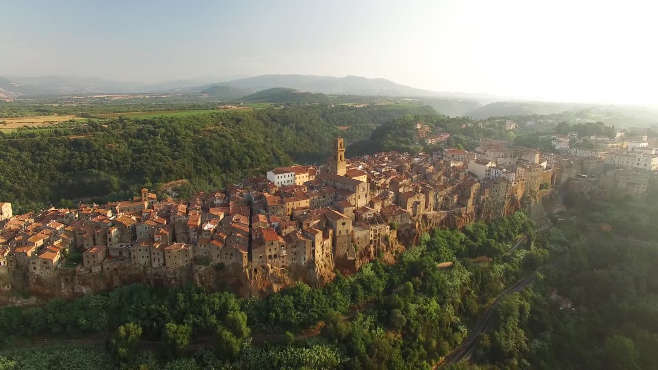 una vista aérea muestra la arquitectura de pitigliano italia