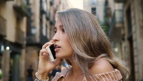 mujer agresiva hablando por teléfono móvil. mujer enojada sintiéndose desconcertada.