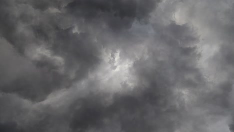 Graue-Wolken-Und-Sturm-über-Dem-Dunklen-Himmel
