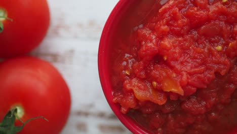 un plato de salsa de tomate casera