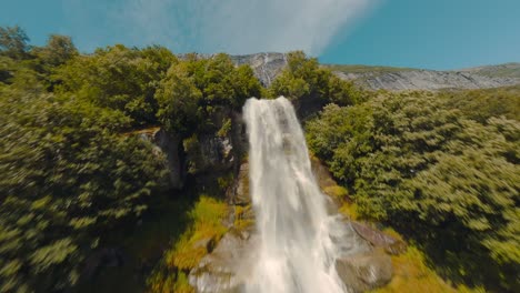 Drone-FPV-Volando-Sobre-La-Cascada-Más-Alta-De-Europa