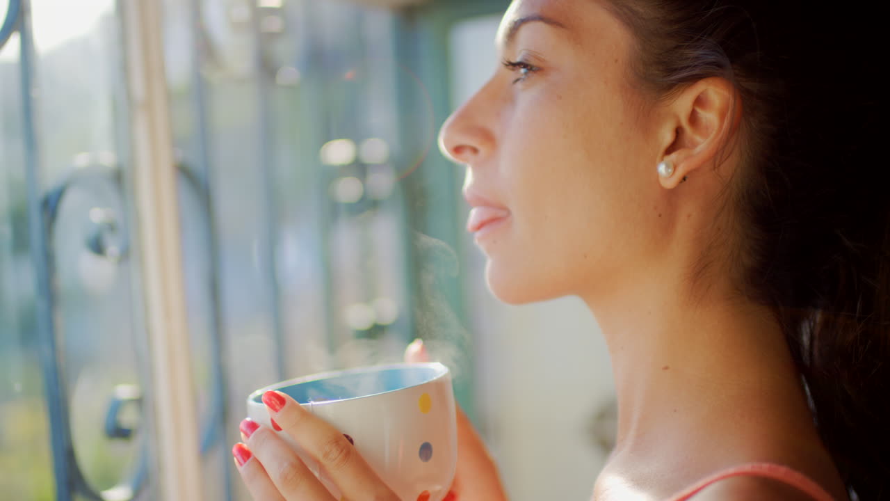 야외에서 커피를 마시는 여자