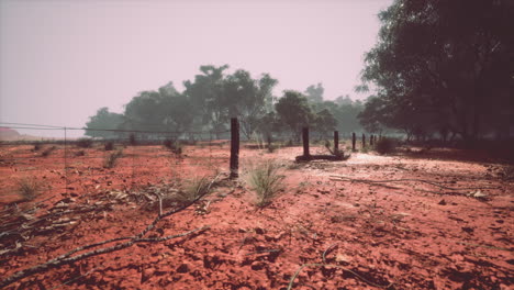 Cerca-De-Alambre-De-Púas-En-Un-Paisaje-Desierto